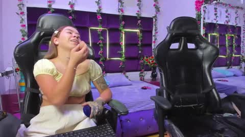 hornyy mom online show from September 26, 2025, 1:37 pm