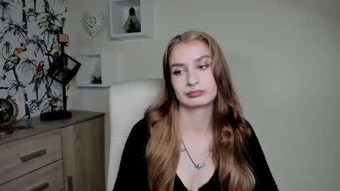 Snapshot of hot_1nina chatting on October 8, 2025, 6:33 am NINA online show from October 8, 2025, 6:33 am