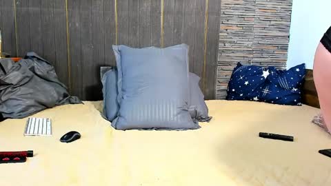 hot_chocolate4u online show from April 15, 2026, 9:27 am