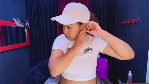 Snapshot of hot_chocolate_4u chatting on December 16, 2024, 11:33 am hot chocolate 4u online show from December 16, 2024, 11:33 am