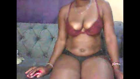 Snapshot of hot_latifah chatting on April 21, 2026, 1:53 am hot_latifah online show from April 21, 2026, 1:53 am