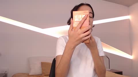 Alana online show from December 5, 2024, 8:33 pm