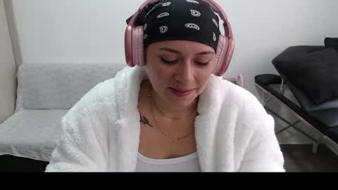 Mia online show from March 6, 2025, 3:56 pm