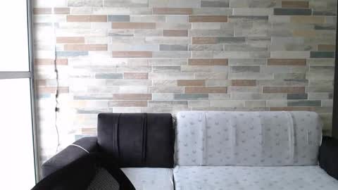 Mia online show from October 4, 2025, 1:42 pm