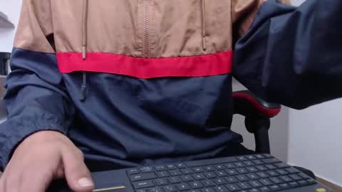 hot_twinks83 online show from September 17, 2025, 12:40 pm