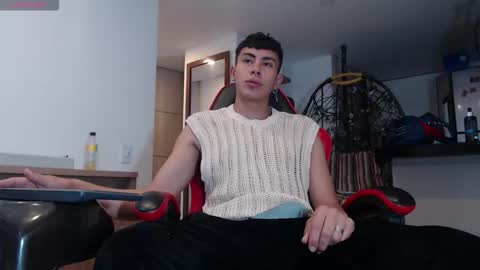 hot_twinks83 online show from October 16, 2025, 12:39 pm