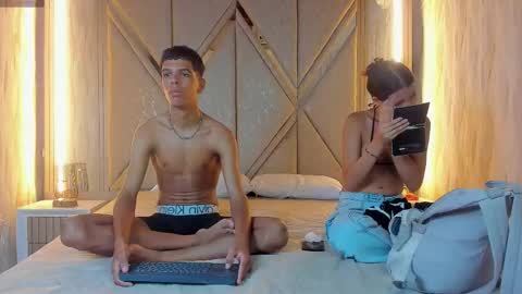 hotcouple_222 online show from November 25, 2025, 7:41 am