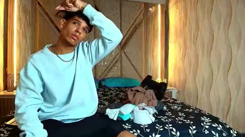 hotcouple_222 online show from January 6, 2026, 7:12 am