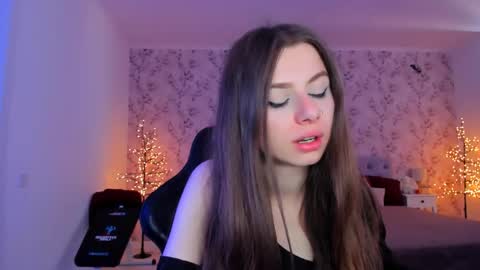 hotmolly_ online show from May 6, 2026, 9:47 am
