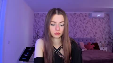 hotmolly_ online show from June 17, 2026, 9:45 am