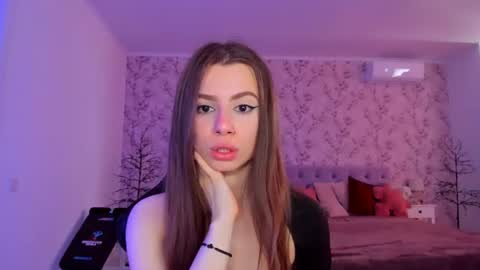 hotmolly_ online show from June 19, 2026, 9:46 am