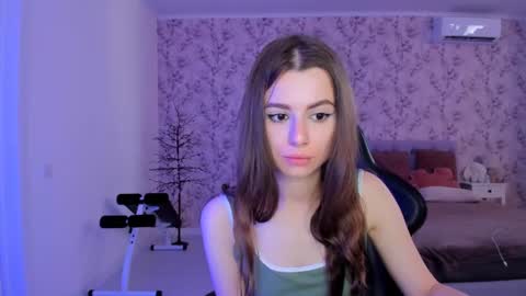 hotmolly_ online show from August 5, 2026, 9:45 am
