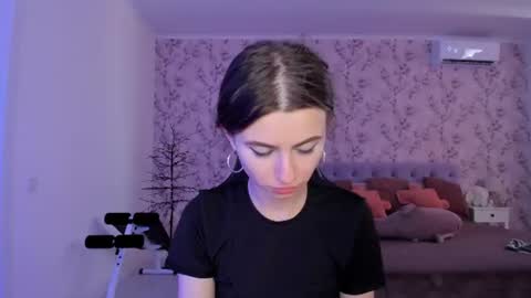 hotmolly_ online show from August 6, 2026, 9:33 am