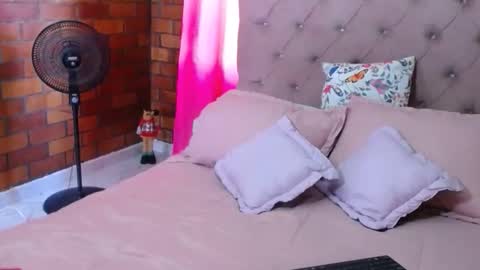 victorya karolyna online show from November 25, 2025, 7:36 pm