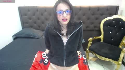 Snapshot of hottcandy21 chatting on December 10, 2024, 8:27 pm HottCandy21 online show from December 10, 2024, 8:27 pm
