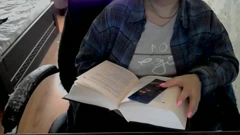 Snapshot of hotty_mary chatting on May 9, 2026, 8:41 am Mary online show from May 9, 2026, 8:41 am