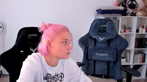 Nessie and Jessie online show from September 22, 2025, 10:50 am