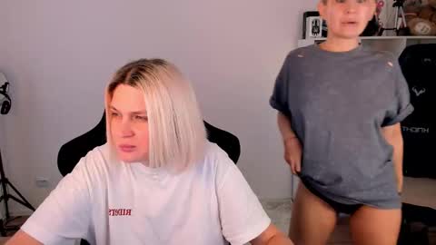 Snapshot of hottyblonds chatting on December 21, 2025, 11:06 am Nessie and Jessie online show from December 21, 2025, 11:06 am