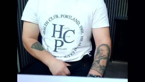 houskji8 online show from November 4, 2025, 3:44 pm