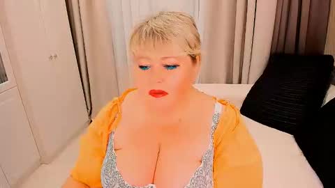 Snapshot of huge_booobs chatting on October 25, 2025, 7:19 pm milli online show from October 25, 2025, 7:19 pm