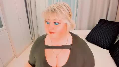 Snapshot of huge_booobs chatting on April 18, 2026, 9:37 pm milli online show from April 18, 2026, 9:37 pm