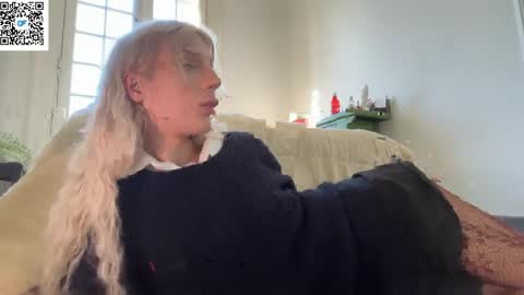 Snapshot of hung_angel_xxl chatting on April 24, 2026, 5:15 pm Alice help me reach 100 likes online show from April 24, 2026, 5:15 pm