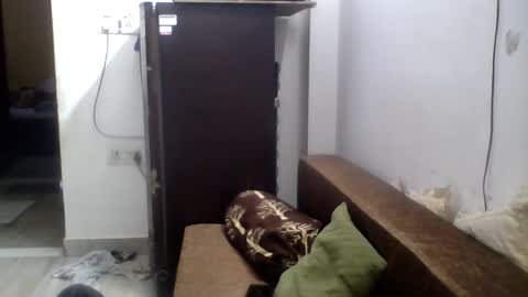 hunkster102 online show from November 8, 2025, 12:05 pm