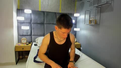 Snapshot of hunterheat_ chatting on September 17, 2025, 12:40 pm hunterheat_ online show from September 17, 2025, 12:40 pm