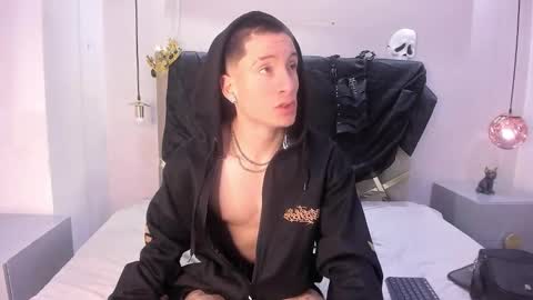 Snapshot of hunterheat_ chatting on October 30, 2025, 1:45 pm hunterheat_ online show from October 30, 2025, 1:45 pm