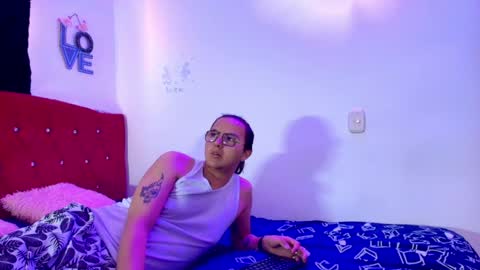 husbands_horny online show from April 28, 2026, 1:05 pm