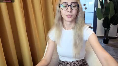 Snapshot of hypefoxxx chatting on October 10, 2025, 6:56 am Emma Ava online show from October 10, 2025, 6:56 am