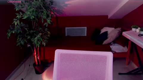 Julia online show from October 8, 2025, 2:47 pm