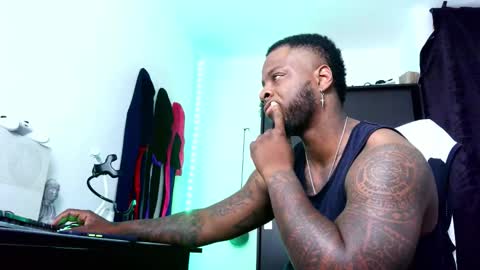 Mr H Independent model online show from October 24, 2025, 3:25 am