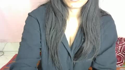 iamHotTaara online show from January 18, 2025, 12:57 pm