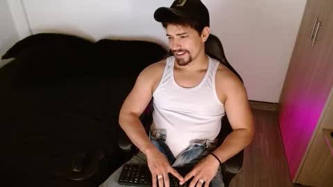 Snapshot of ian_davis chatting on November 18, 2025, 4:11 pm Ian Davis online show from November 18, 2025, 4:11 pm