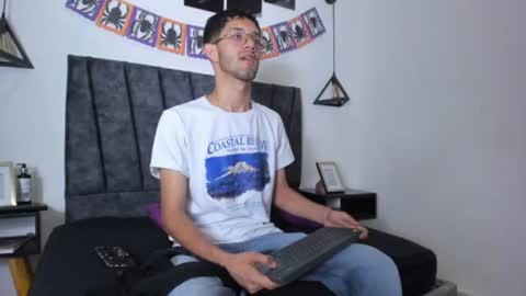 Snapshot of ian_thompsoncut chatting on November 2, 2025, 5:37 pm Ian Thompson online show from November 2, 2025, 5:37 pm