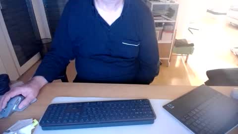 iandy12 online show from November 3, 2025, 10:32 pm