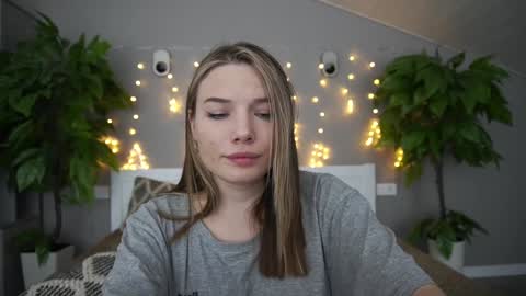 Snapshot of icedanielles chatting on January 7, 2025, 5:53 pm Danielle online show from January 7, 2025, 5:53 pm