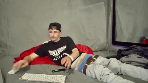 Amiri Roue online show from January 12, 2025, 2:03 am