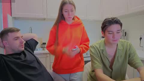 Snapshot of ihavepaws33 chatting on October 2, 2025, 6:42 am Julia and Mira online show from October 2, 2025, 6:42 am