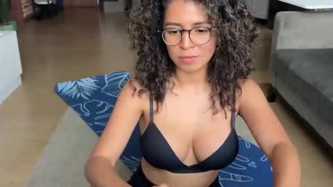 Kloe online show from January 28, 2025, 10:12 pm