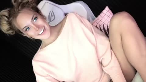 Candy Moore online show from April 29, 2026, 2:43 pm