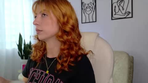 Sienna online show from September 15, 2025, 8:53 pm