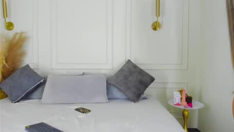 imvictoria_ online show from December 4, 2025, 9:45 pm