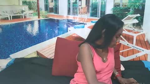 Leah online show from December 4, 2024, 4:43 am