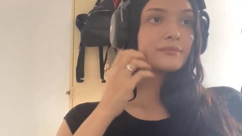 Snapshot of indiraparrinello chatting on February 14, 2026, 4:04 pm Elina online show from February 14, 2026, 4:04 pm