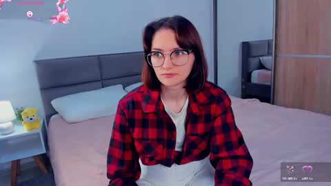 Kira online show from September 19, 2025, 4:03 am