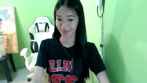 Snapshot of innocent_reign69 chatting on October 18, 2025, 8:20 pm Reign online show from October 18, 2025, 8:20 pm