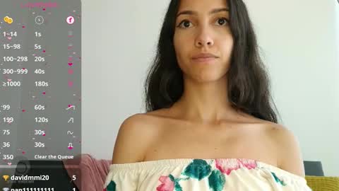 Snapshot of innocentlatiina chatting on January 15, 2025, 10:13 pm Laroa online show from January 15, 2025, 10:13 pm