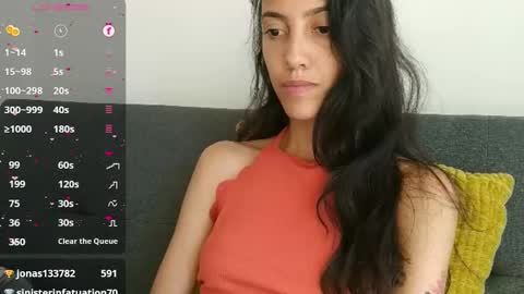 Snapshot of innocentlatiina chatting on February 18, 2025, 7:52 pm Laroa online show from February 18, 2025, 7:52 pm